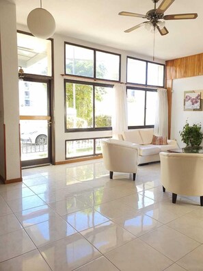 24-Zoll-Fernseher mit Satellitenempfang