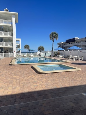 Heated pool and hot tub  - On the beach, 1 bed/1bath condo, w/d, full kitchen (New Smyrna Beach)