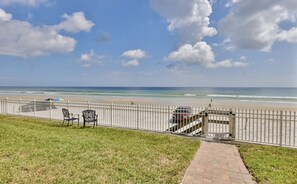 Private beach entrance  - On the beach, 1 bed/1bath condo, w/d, full kitchen (New Smyrna Beach)