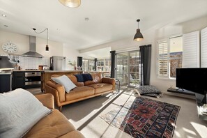 TV, fireplace - Fletcher Cottage - Modern Arrowtown cottage with Hot-tub! (Arrowtown)