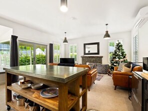 TV, fireplace - Fletcher Cottage - Modern Arrowtown cottage with Hot-tub! (Arrowtown)