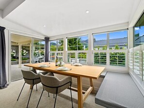 Dining - Fletcher Cottage - Modern Arrowtown cottage with Hot-tub! (Arrowtown)