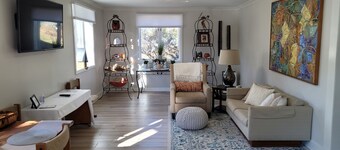 WHITE SQUIRREL SUITE -IN THE CITY WALK TO DOWNTOWN