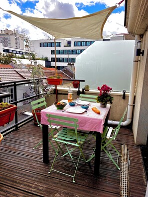 Outdoor dining - Family duplex 135m2 with terrace near shops and metro station (Paris)