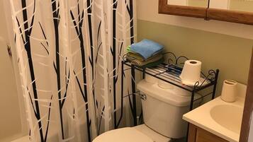 Combinazione doccia/vasca, asciugacapelli, asciugamani, sapone