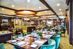2 restaurants; breakfast, lunch, dinner and brunch served  - The Preserve Sporting Club & Resort (Richmond)