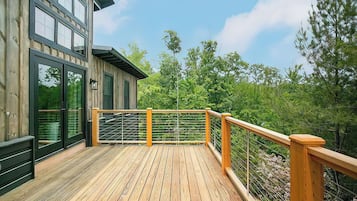 Laurel Ridge Modern Cabin | Terrace/patio
