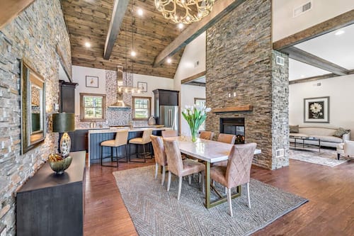 Chambre, 2 chambres, balcon (Laurel Ridge Lodge) | Aire de séjour | Téléviseur connecté de 40 po avec télévision par câble, téléviseur