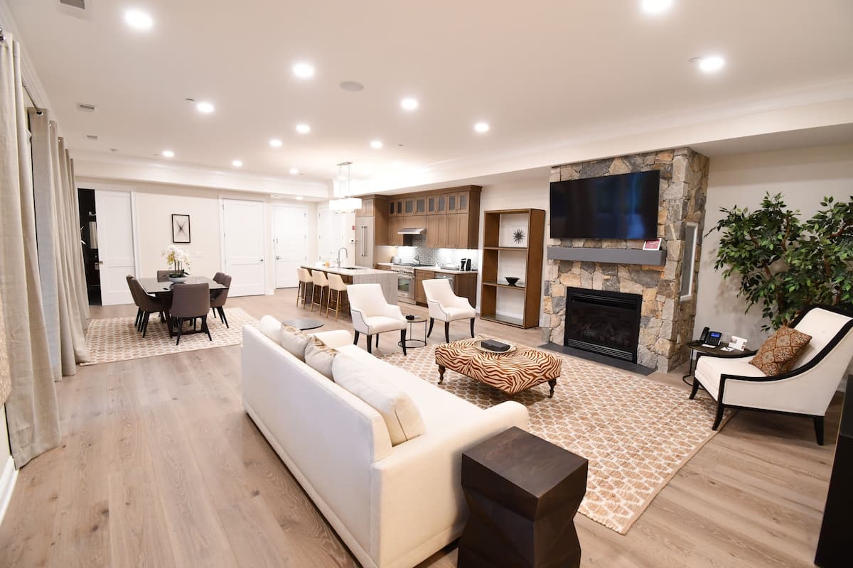 Suite, 2 habitaciones, cocina, vista parcial al lago (Hilltop Lodge - Village View) | Área de sala de estar | Smart TV de 40 pulgadas con canales por cable y televisión