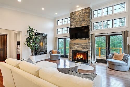 Chalet rustique luxueux, 3 chambres, patio (Laurel Ridge Modern Cabin) | Aire de séjour | Téléviseur connecté de 40 po avec télévision par câble, téléviseur