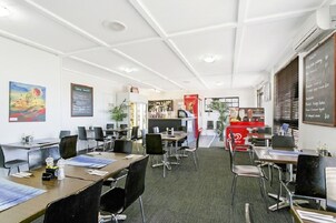 Se sirven cenas, con vista al jardín