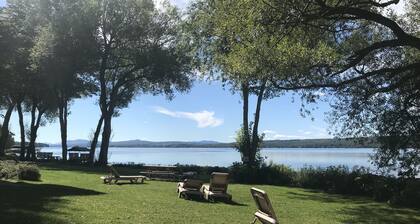 Lake view w/pools, hot tub & sauna! Walk to old Magog. 10min drive to Mt Orford