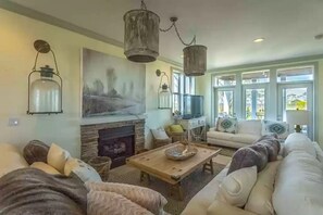 Smart TV, caminetto, libri