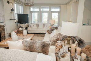 Smart TV, caminetto, libri