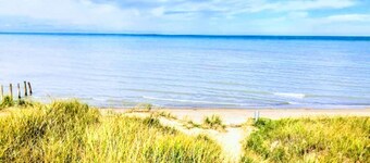 Sunset Getaway 4 min walk to the beach! Family of 4