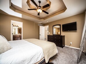4 bedrooms, iron/ironing board, WiFi, bed sheets - Luxury Home with Entertainment Room & Pool Table (Kansas City)