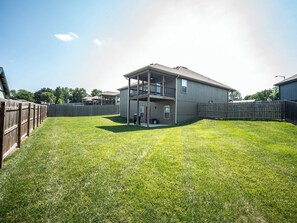 Exterior - Luxury Home with Entertainment Room & Pool Table (Kansas City)