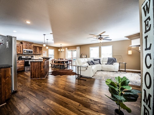 Luxury Home with Entertainment Room & Pool Table