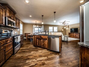 Fridge, microwave, oven, stovetop - Luxury Home with Entertainment Room & Pool Table (Kansas City)