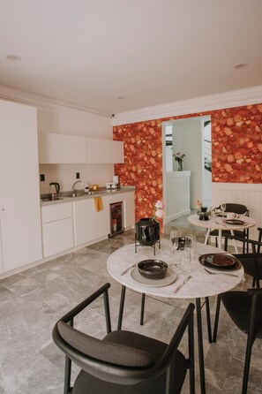 Réfrigérateur dans l'espace commun, lave-vaisselle