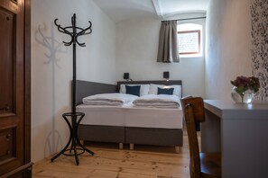 1 bedroom, in-room safe, iron/ironing board, free WiFi