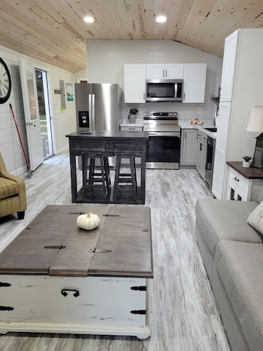 Crossroads to Pickwick Cabin SMOOTH SAILING