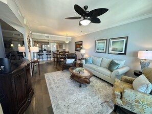 Smart-TV, DVD-spiller og bøker