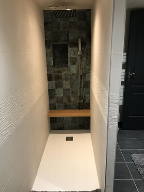Ensemble baignoire-douche, séchoir à cheveux, serviettes fournies