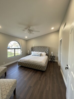 5 bedrooms, desk, iron/ironing board, travel crib - Cozy Home with Private Pool, Great Patio & Putting Green – The Ultimate Getaway! (Glendale)