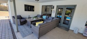 Terrace/patio - Cozy Home with Private Pool, Great Patio & Putting Green – The Ultimate Getaway! (Glendale)