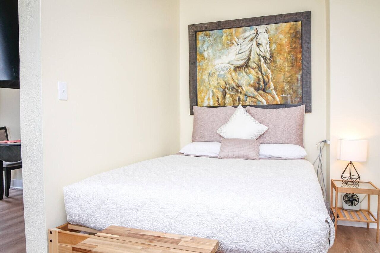 2 habitaciones, escritorio, tabla de planchar con plancha y wifi gratis 
