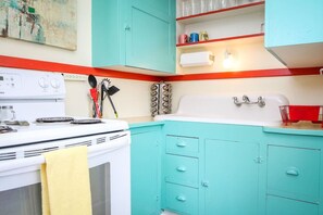 Fridge, microwave, oven, stovetop - Palmer House, Studio 2, Cozy Downtown Space, Sleeps 4! (Baker City)
