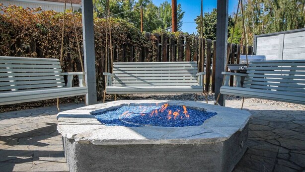 A stone fire pit with benches around it in an outdoor area. - Palmer House, Studio 2, Cozy Downtown Space, Sleeps 4! (Baker City)