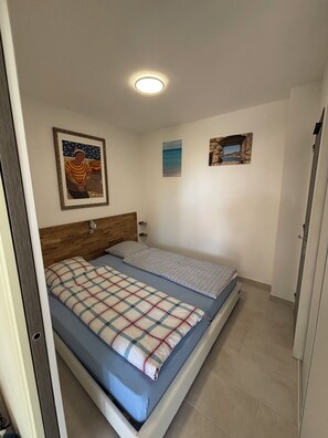 2 bedrooms, iron/ironing board, bed sheets