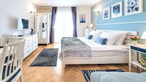Une chambre à coucher moderne avec un lit, des tables de chevet, un bureau et une chaise.