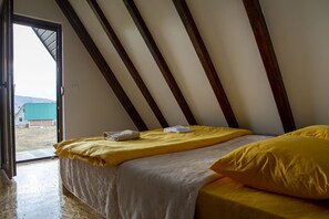 3 dormitorios, tabla de planchar con plancha, cuna de viaje