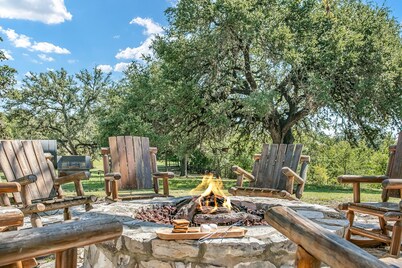 1/1 Loft | Queen Bed | Fire-pit | Pet Friendly w/ fee