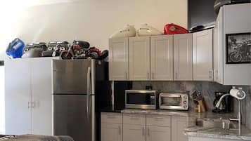 Refrigerador, microondas, horno y cafetera y tetera