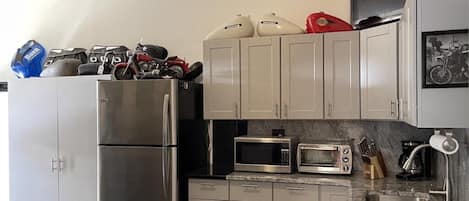 Fridge, microwave, oven, coffee/tea maker