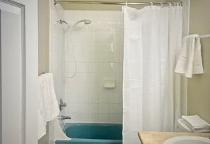 Ducha y bañera combinadas, secador de pelo y toallas