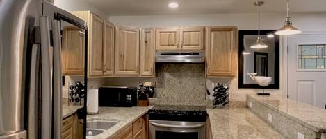 JÀÀkaappi, mikroaaltouuni, astianpesukone, kahvin-/teenkeitin