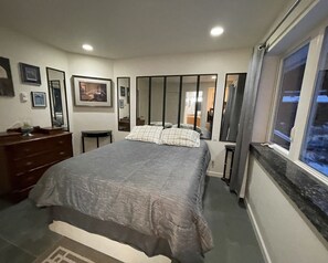 1 bedroom, iron/ironing board, free WiFi, bed sheets - Lucky Duck Private Room-Near Mendenhall Glacier and Auke Bay Offering DISCOUNT ON TOURS! (Juneau)
