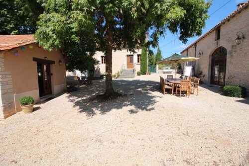 Stunning Holiday  Accomodation with Private Pool  for up to 12 People