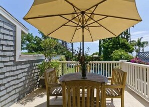 Outdoor dining - Beautiful Ocean Front Living (Santa Monica)