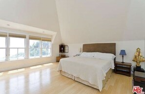 4 bedrooms, WiFi - Beautiful Ocean Front Living (Santa Monica)