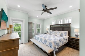 5 habitaciones, escritorio y tabla de planchar con plancha