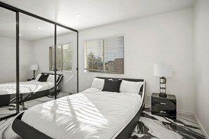 5 bedrooms, iron/ironing board, WiFi, bed sheets