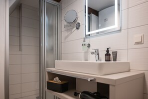 Douche, sèche-cheveux, serviettes fournies, savon