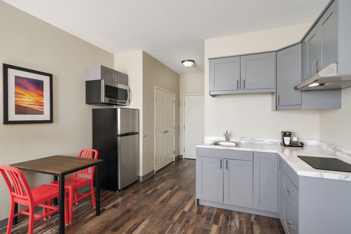 Studio Suite, 1 Katil Ratu (Queen), Kitchen | Meja, ruang kerja komputer riba, langsir/tirai gelap terus, kalis bunyi