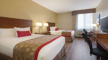 Escritorio, espacio para trabajar con laptop y cortinas blackout